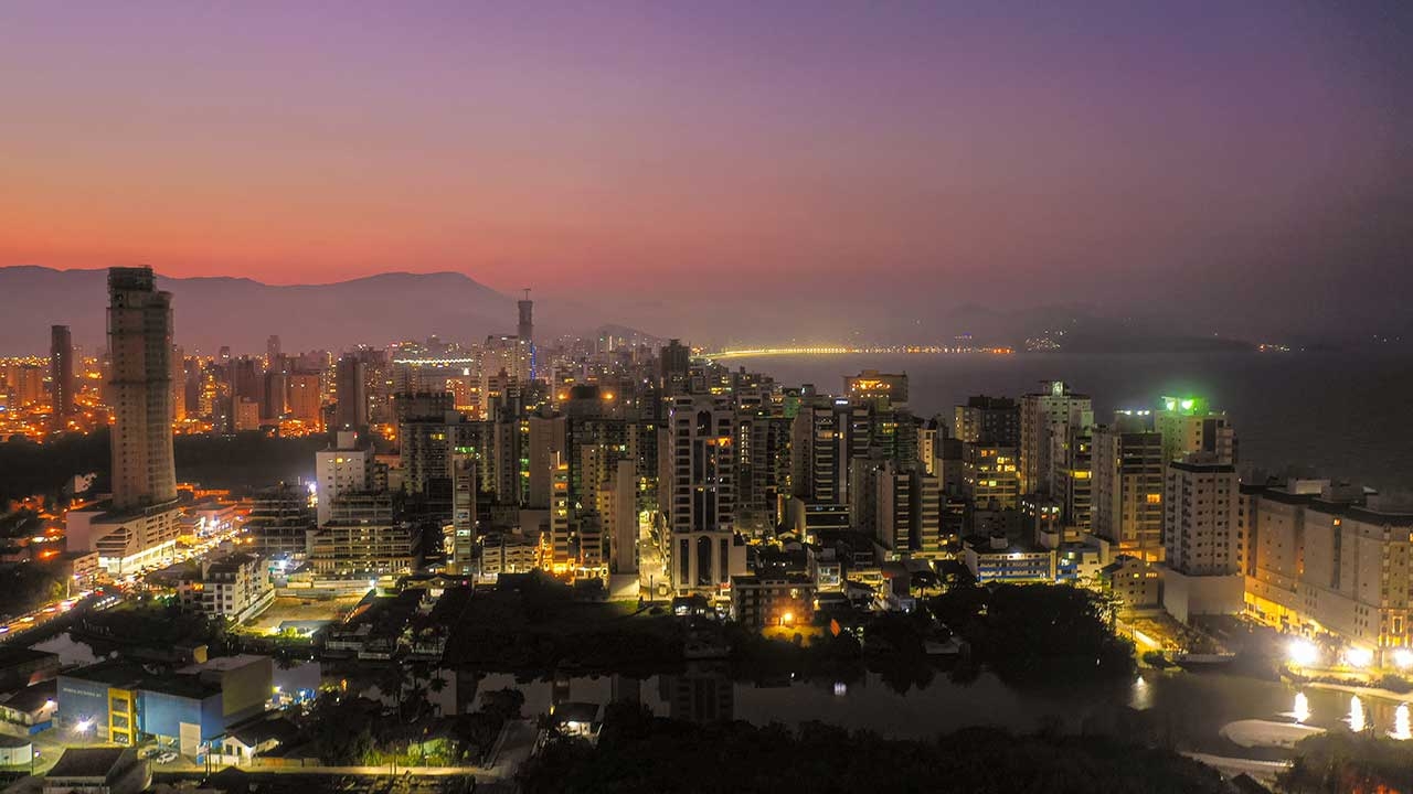 Vista aérea bairro de Pereque Porto Belo fim de tarde