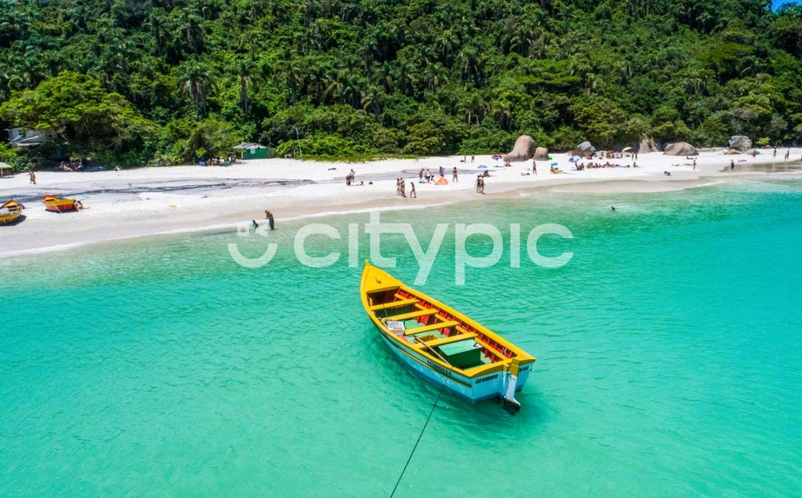 Praia da Ilha de Florianópolis Vista Aérea Drone Canoa na Orla