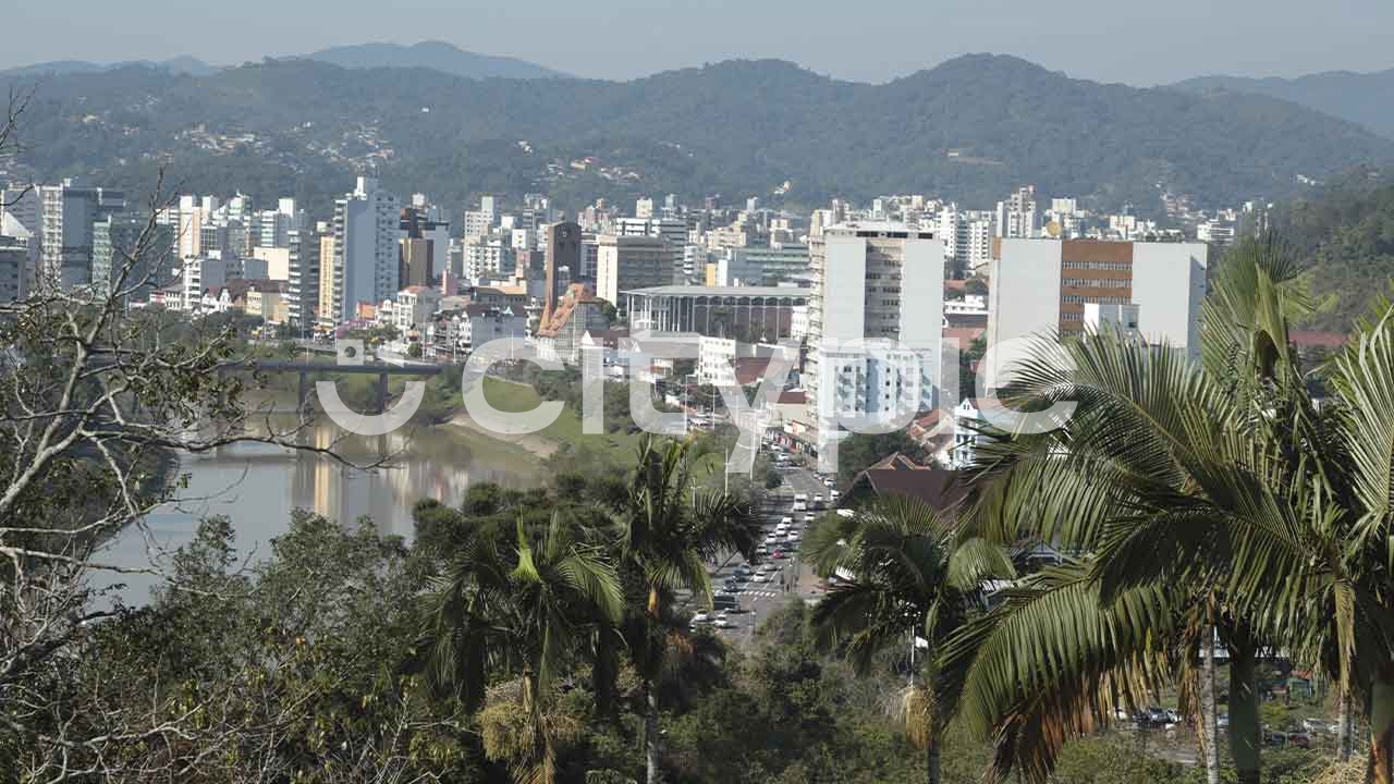Vista do rio Itajaí-açu cercado de prédios na cidade de Blumenau em Santa Catarina