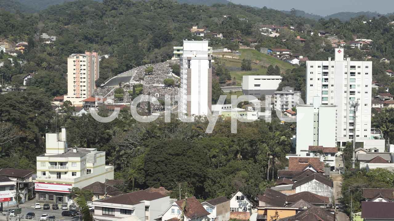 Vista centralizada de um prédio no morro da cidade de Blumenau em Santa Catarina