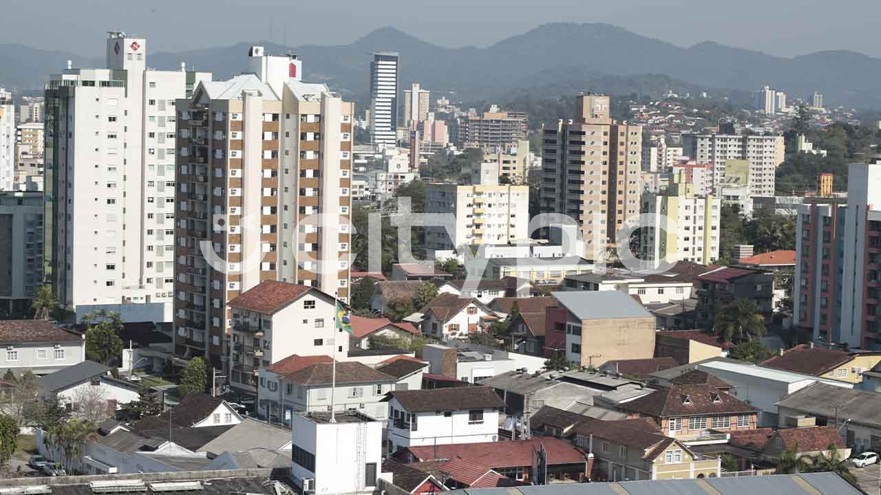 Vista do alto de edificações da cidade de Blumenau em Santa Catarina