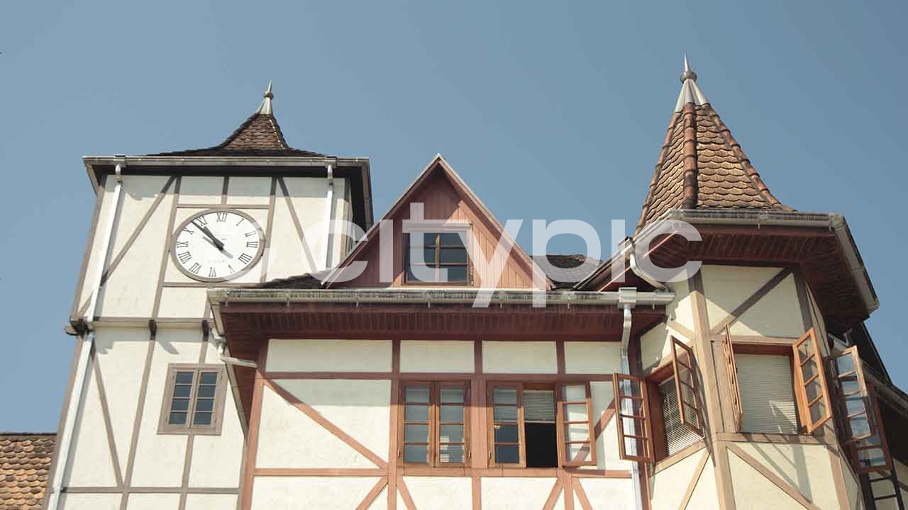 Vista frontal de uma casa enxaimel em estilo alemã na vila germânica na cidade de Blumenau em Santa Catarina