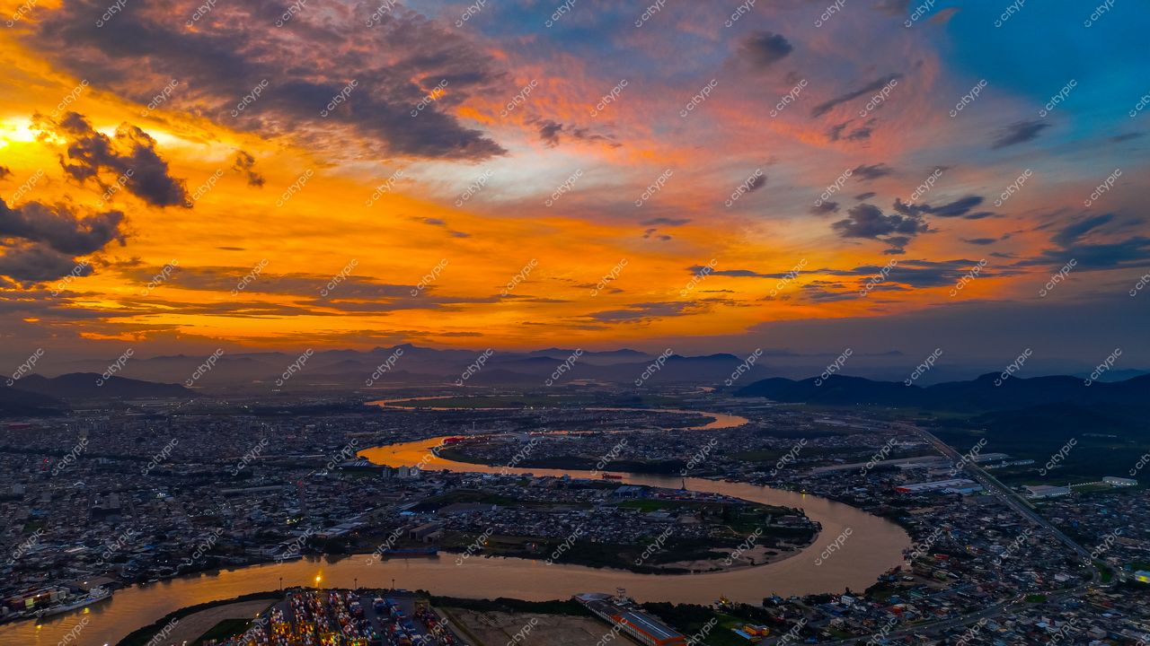 Vista aérea panorâmica de Navegantes, Santa Catarina, durante o pôr do sol.
