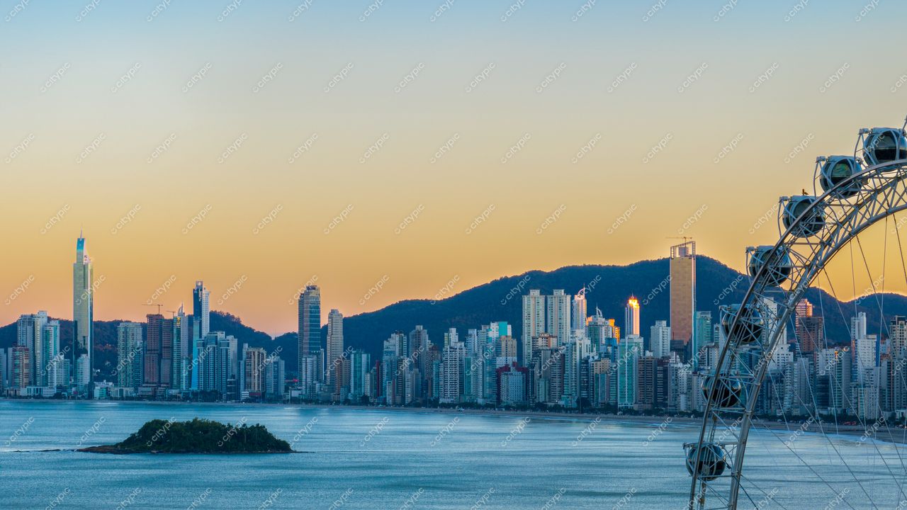 Horizonte Urbano: O esplendor da cidade ao entardecer