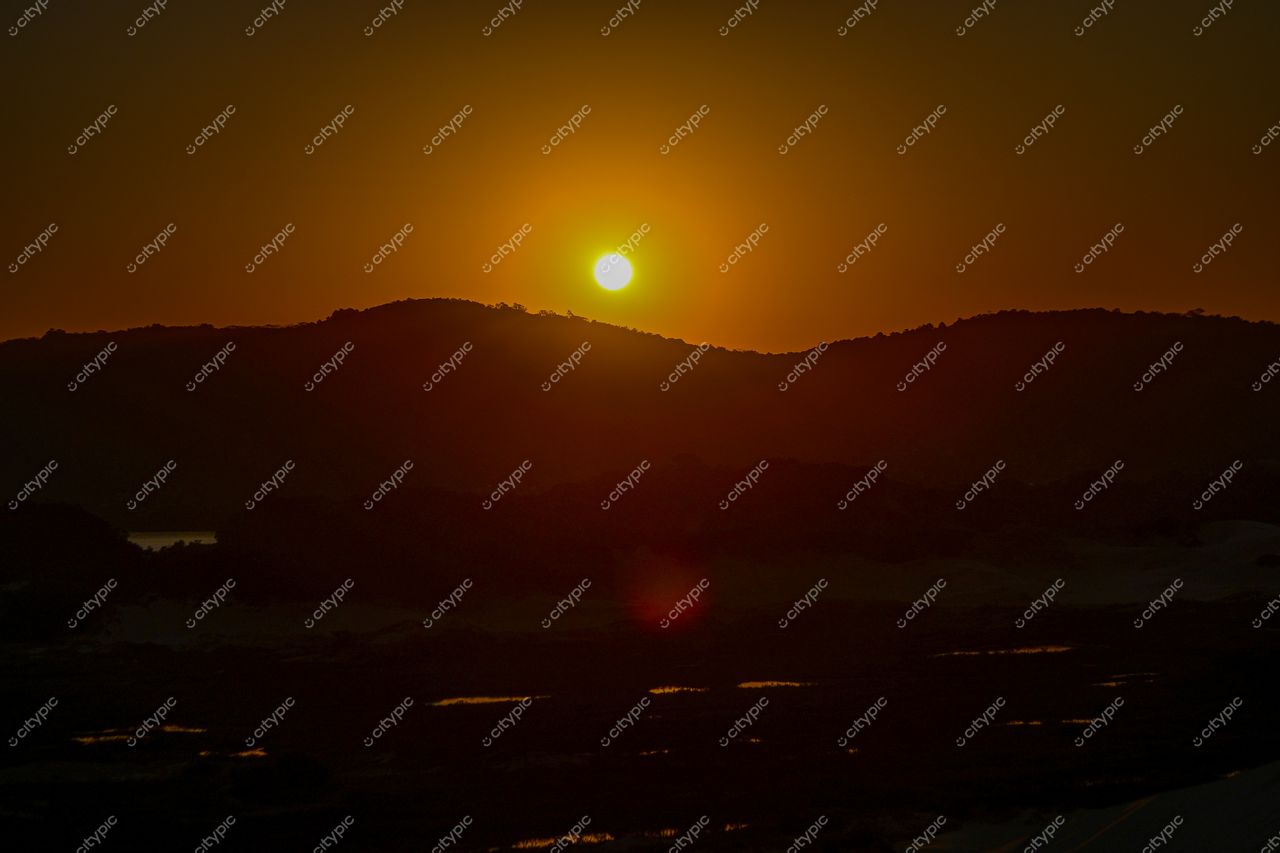 Pôr do sol majestoso sobre as montanhas em Lagoa, Florianópolis, Santa Catarina: a beleza serena da natureza brasileira