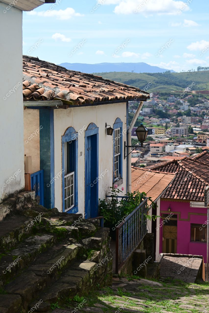 Congonhas, Minas Gerais: Rua charmosa com casa de janelas azuis e telhado cerâmico