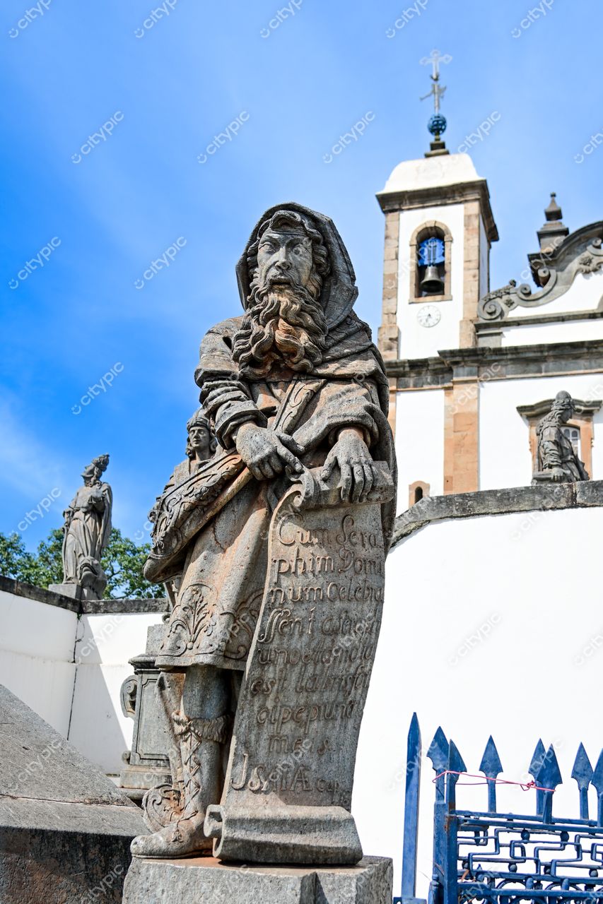 Congonhas, Minas Gerais: Escultura de Santo em Detalhes Intricados ao Ar Livre