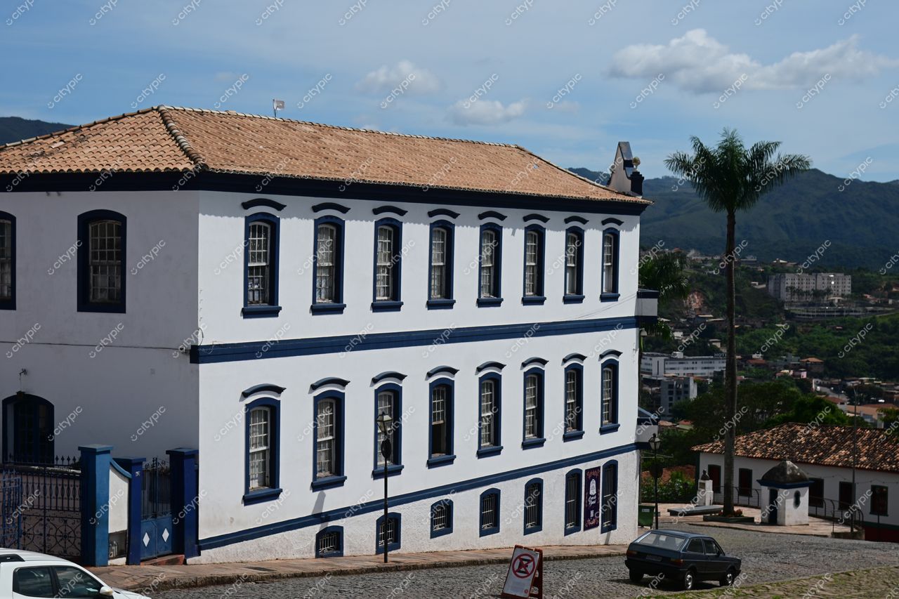 Congonhas, Minas Gerais: Edifício histórico com vista para as montanhas