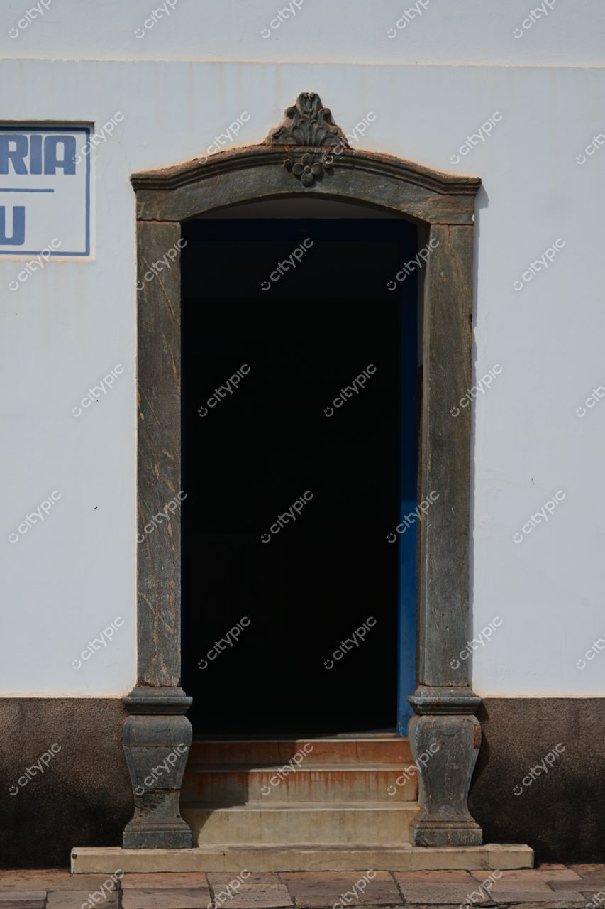 Congonhas, Minas Gerais: Porta colonial azul com detalhes em pedra