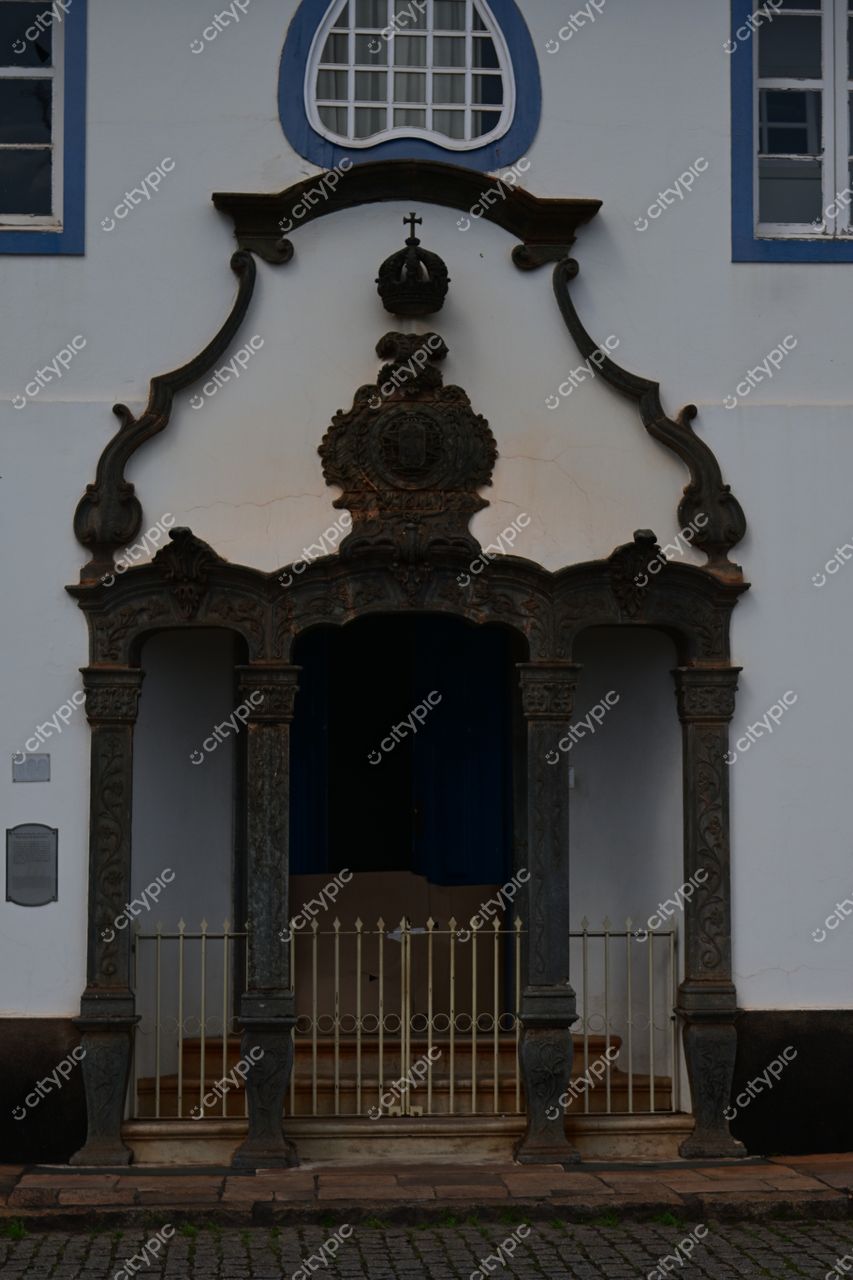 Congonhas, Minas Gerais: Fachada histórica com detalhes ornamentados e atmosfera colonial