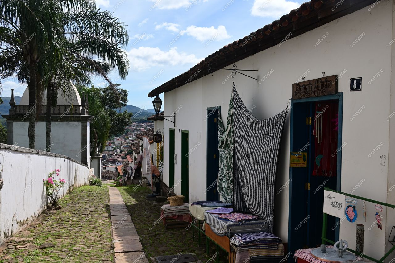 Congonhas, Minas Gerais: Rua charmosa com casas brancas e telhados de cerâmica
