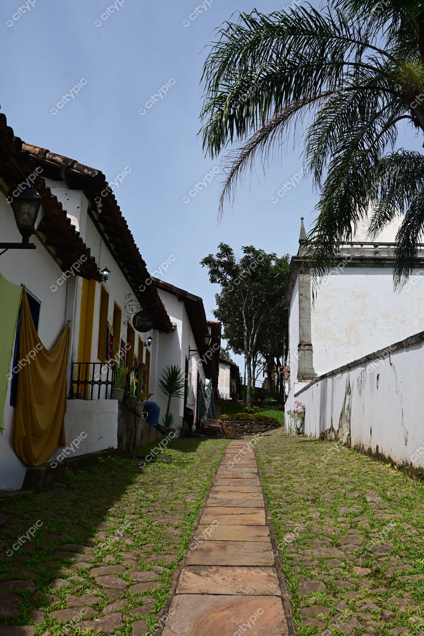 Congonhas, Minas Gerais: Rua pitoresca com casas coloniais e detalhes coloridos
