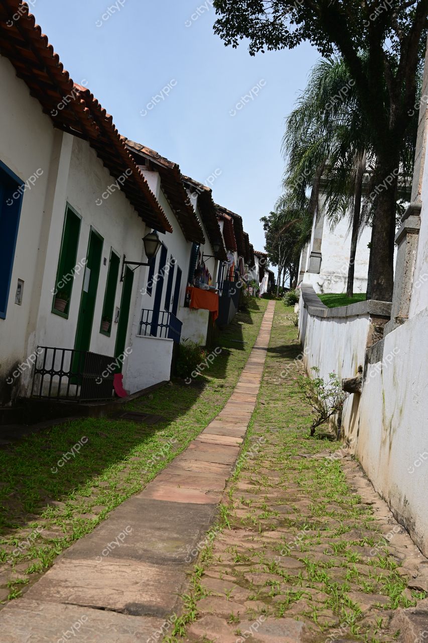 Congonhas, Minas Gerais: Rua de paralelepípedos com casas coloridas e atmosfera histórica