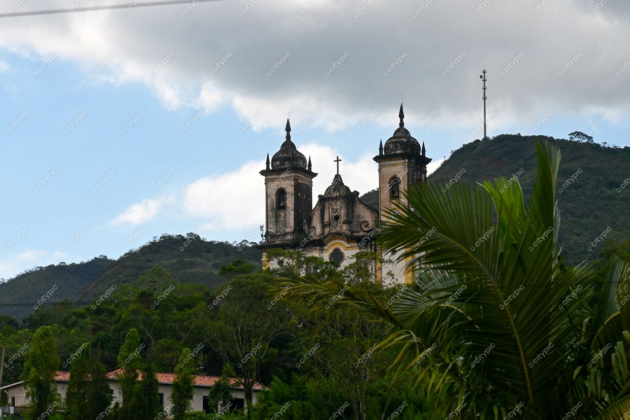 Ouro Preto, Minas Gerais: Igreja de São Francisco de Assis em meio às montanhas e vegetação exuberante