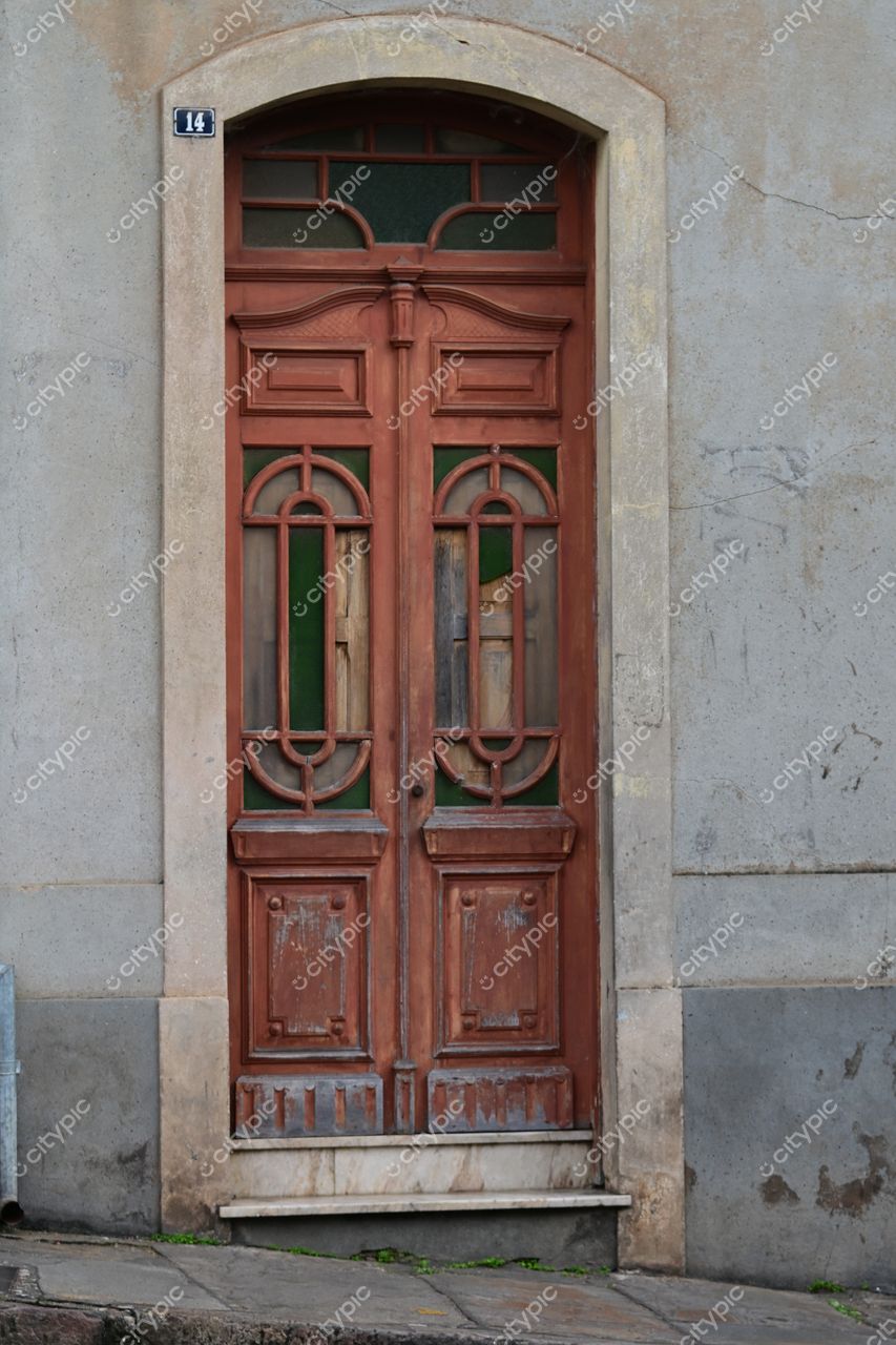 Ouro Preto, Minas Gerais: Porta de madeira com detalhes decorativos