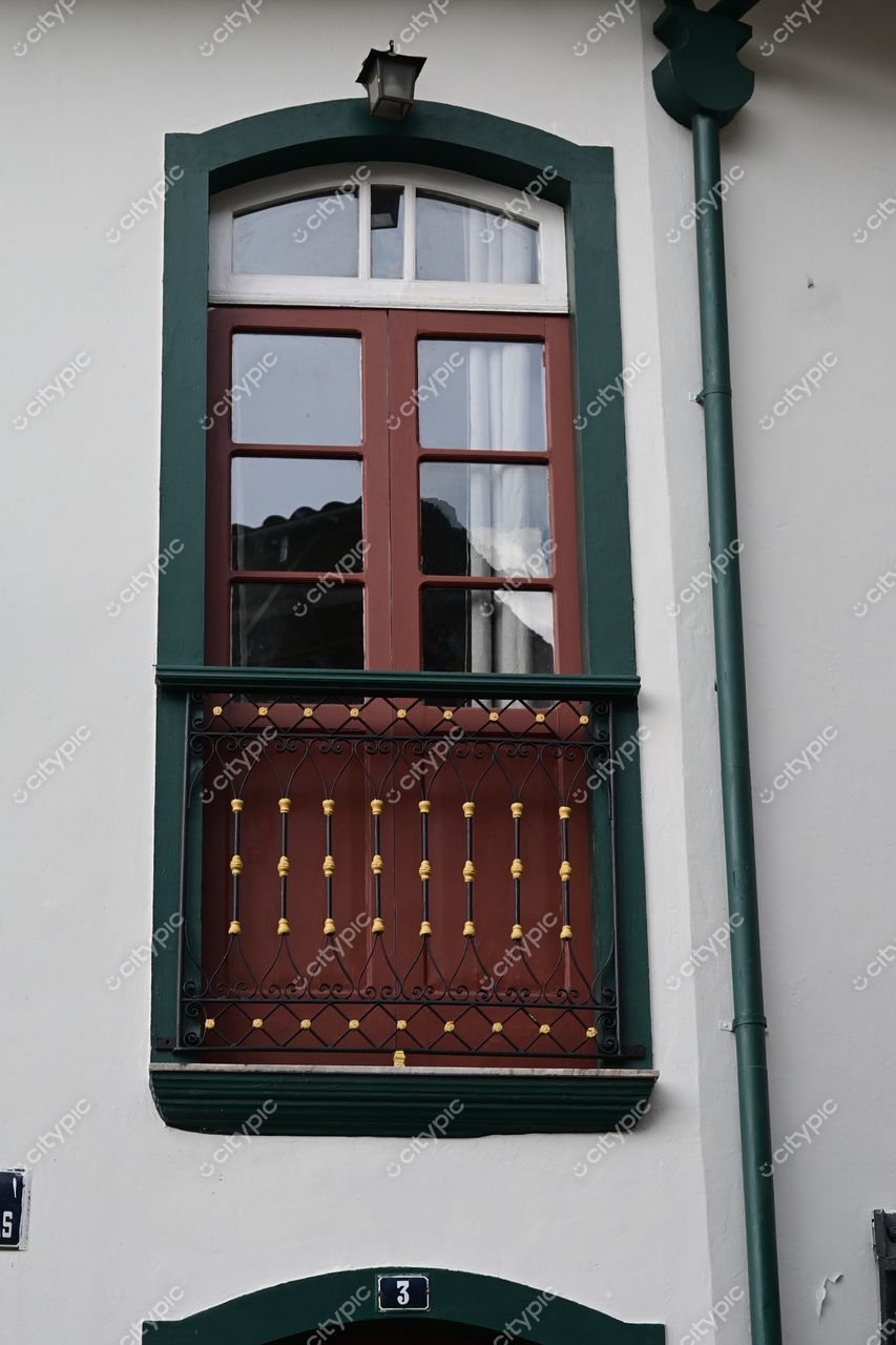 Ouro Preto, Minas Gerais: Janela colonial com sacada adornada em ferro forjado