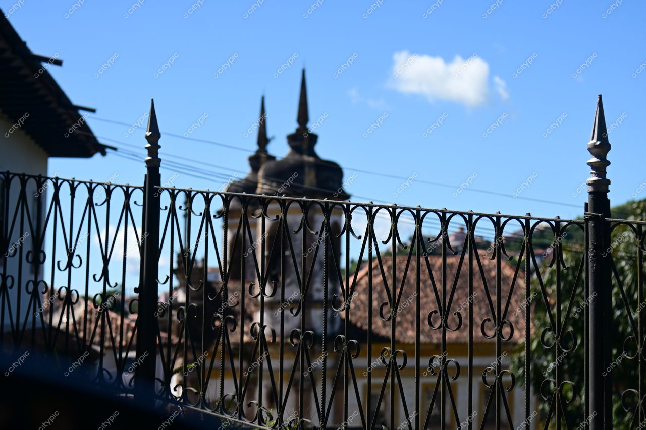 Ouro Preto, Minas Gerais: Portão de ferro forjado e torres coloniais