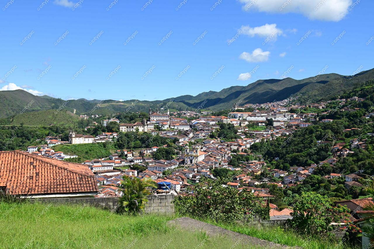 Ouro Preto, Minas Gerais: Vista panorâmica de uma cidade histórica sob o sol brilhante