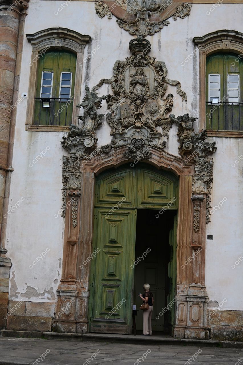 Ouro Preto, Minas Gerais: Porta Verde Barroca e Janelas Desgastadas – Uma Jornada pela História Colonial