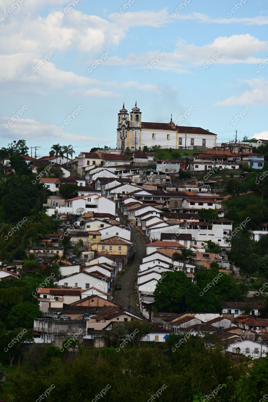 Ouro Preto, Minas Gerais: Vista panorâmica da cidade histórica e imponente igreja colonial