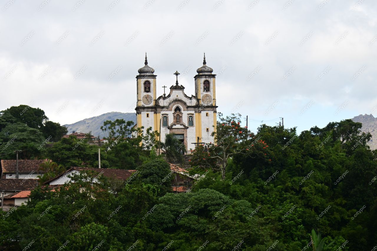 Ouro Preto, Minas Gerais: Igreja de São Francisco de Assis em meio à natureza exuberante