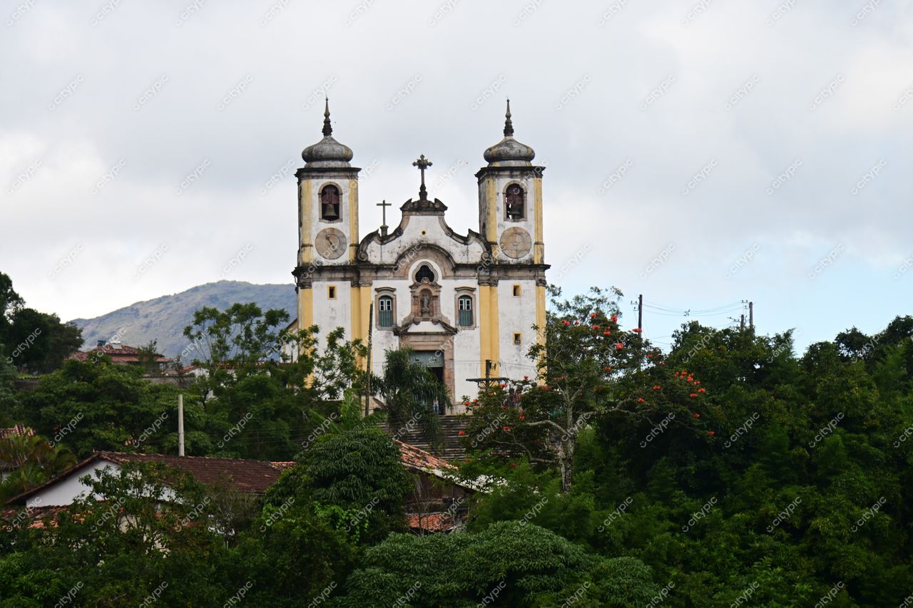 Ouro Preto, Minas Gerais: Igreja colonial em meio à paisagem verdejante