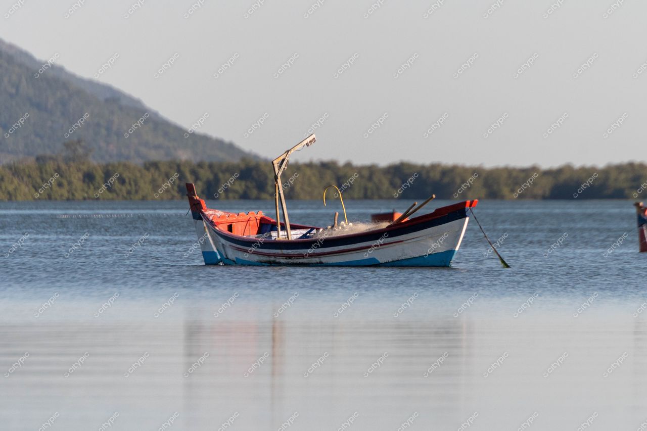Costeira do Pirajubaé em Florianópolis: Barco de pesca serenamente ancorado na tranquilidade das águas de Santa Catarina