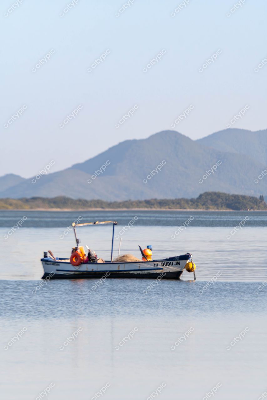 Costeira do Pirajubaé, Florianópolis: Barco “Dudu JN” à deriva em águas calmas