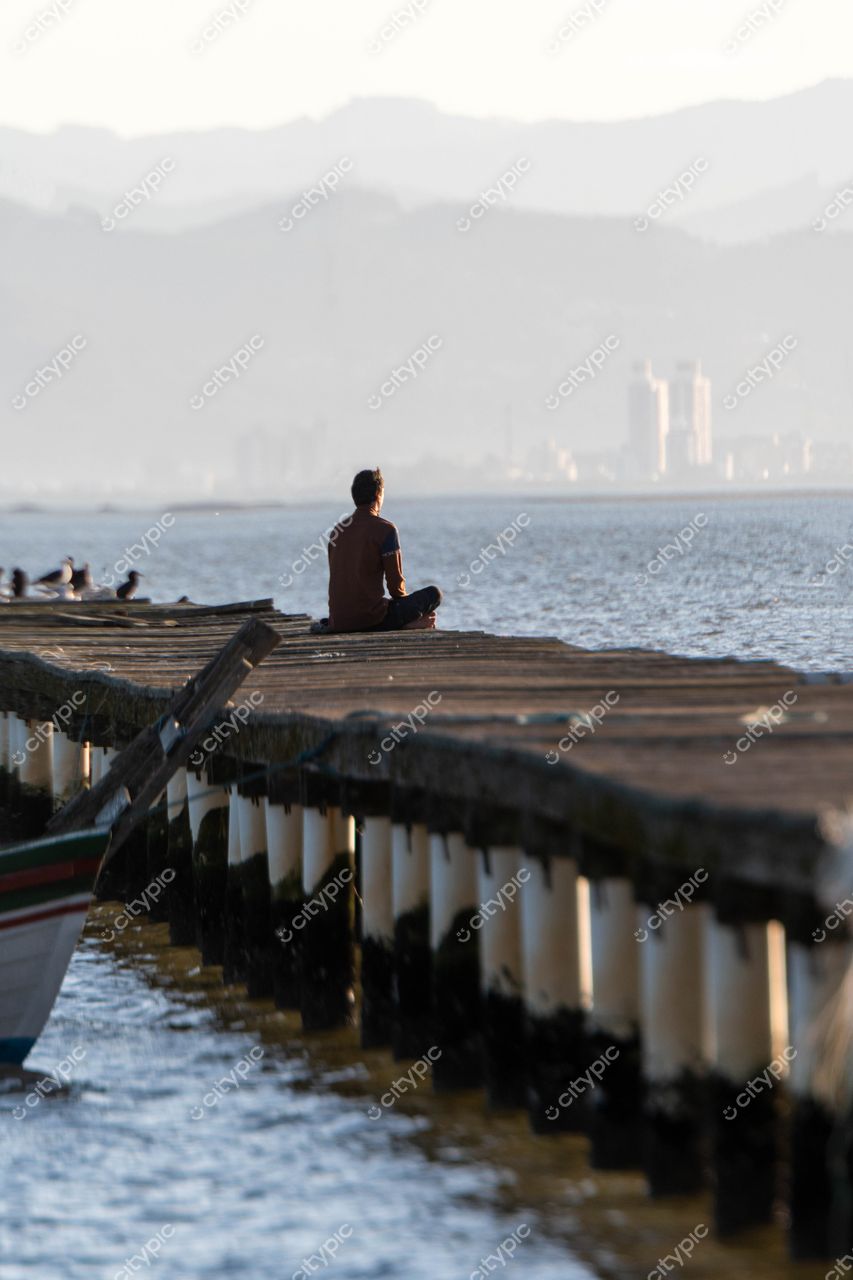Costeira do Pirajubaé: Reflexões ao entardecer em Florianópolis, Santa Catarina