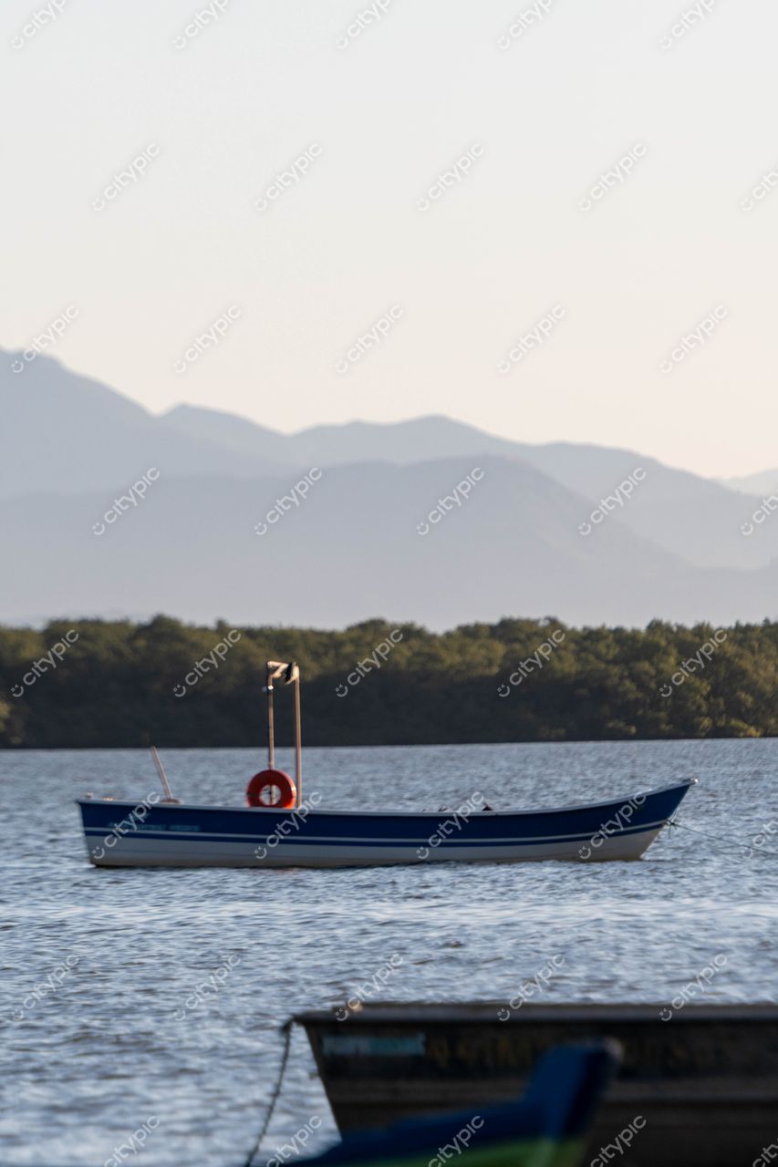 Costeira do Pirajubaé em Florianópolis: Canoa flutuando em águas calmas e serenas