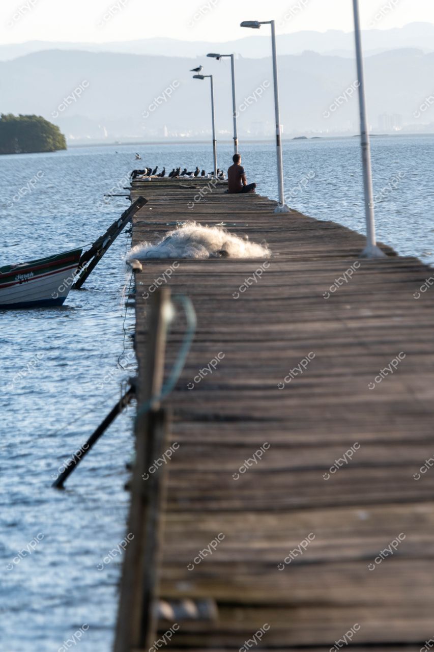Costeira do Pirajubaé em Florianópolis: Cena tranquila ao entardecer