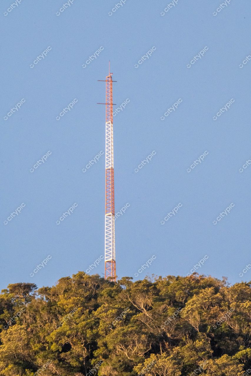 Costeira do Pirajubaé, Florianópolis: Torre de Transmissão em Harmonia com a Natureza