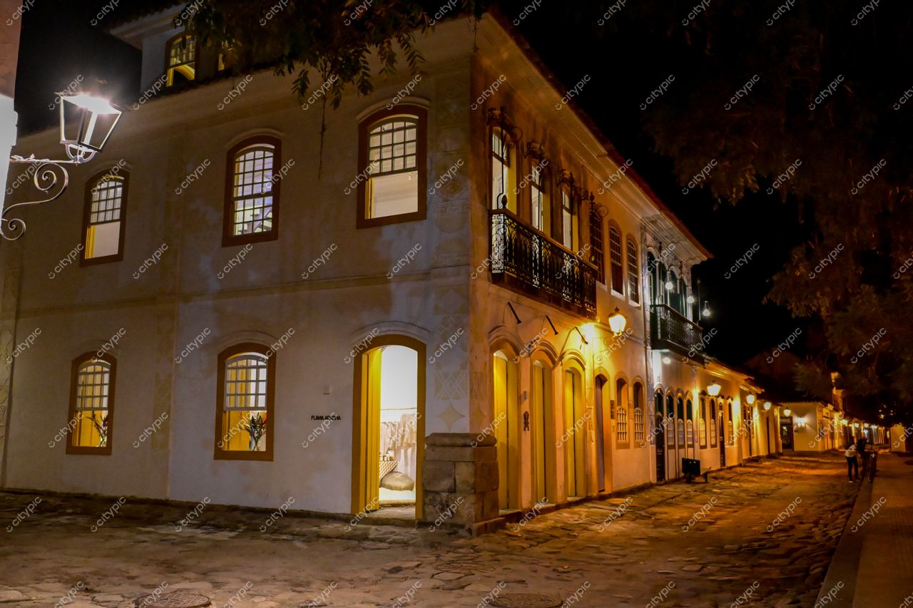 Paraty, Rio de Janeiro: Encanto noturno na rua histórica colonial
