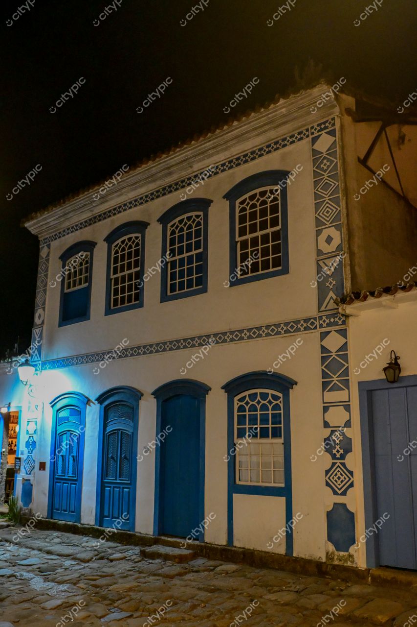 Paraty, Rio de Janeiro: Edifício Noturno Charmoso com Detalhes em Azul