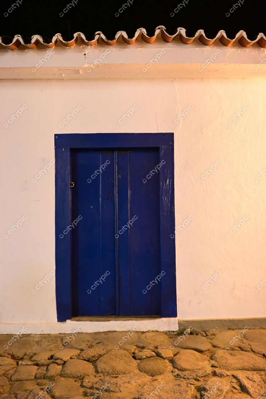 Paraty, Rio de Janeiro: Porta Azul em Construção Colonial Charmosa