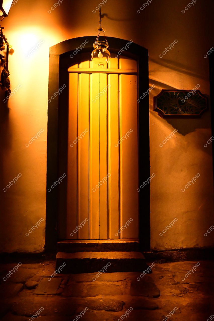 Paraty, Rio de Janeiro: Porta de madeira amarela iluminada pelo lampião noturno