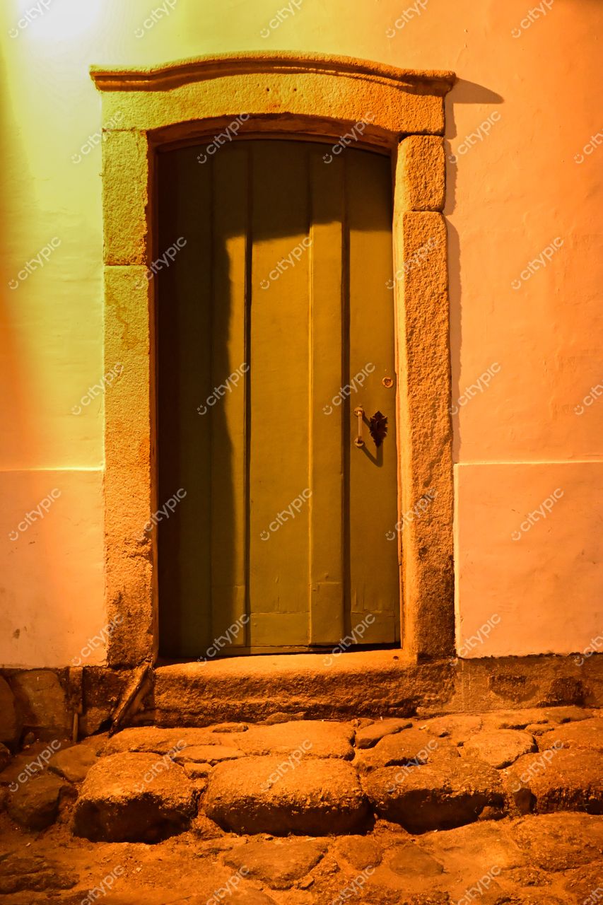 Paraty, Rio de Janeiro: Porta de Madeira Verde em Arco de Pedra na Noite Histórica da Cidade
