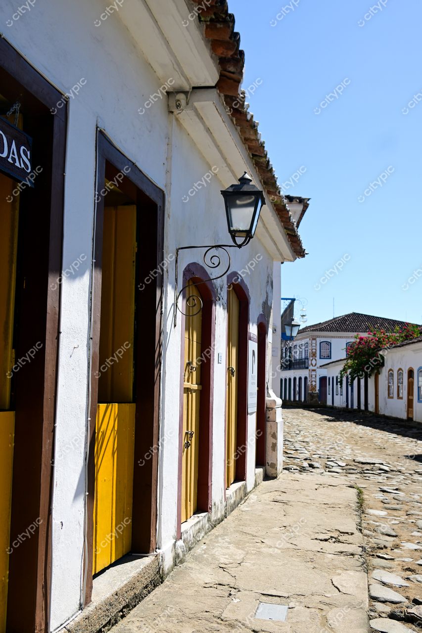 Paraty, Rio de Janeiro: Rua charmosa com casas brancas e portas amarelas