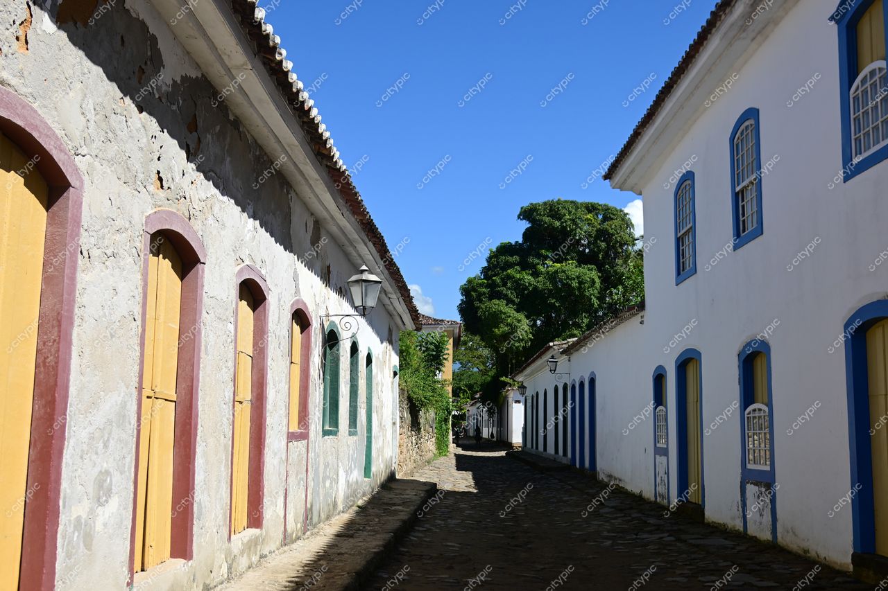 Paraty, Rio de Janeiro: Rua histórica com arquitetura colonial e cores vibrantes