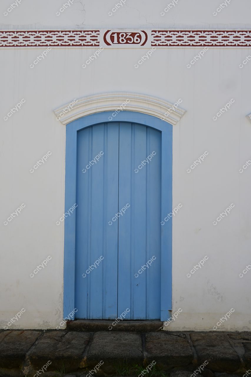 Paraty, Rio de Janeiro: Porta Azul com Detalhes Brancos e Faixa Decorativa Vermelha de 1836