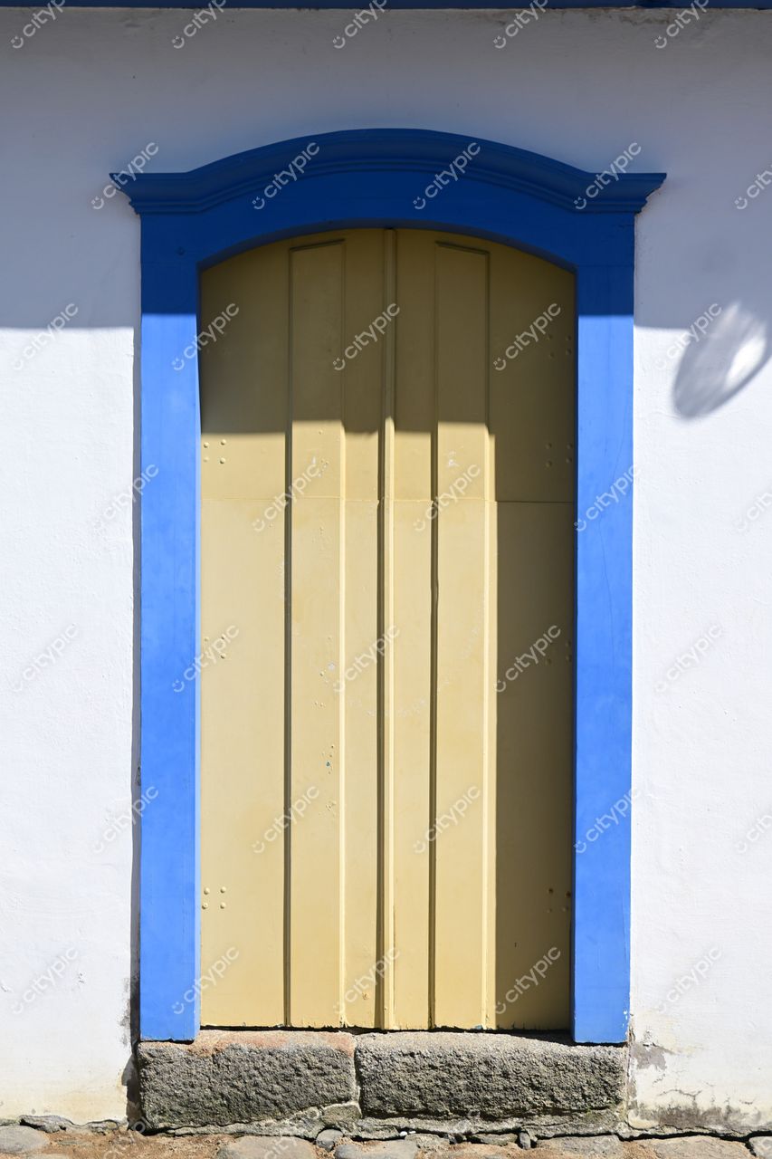 Paraty, Rio de Janeiro: Porta Amarela emoldurada por Azul Vibrante