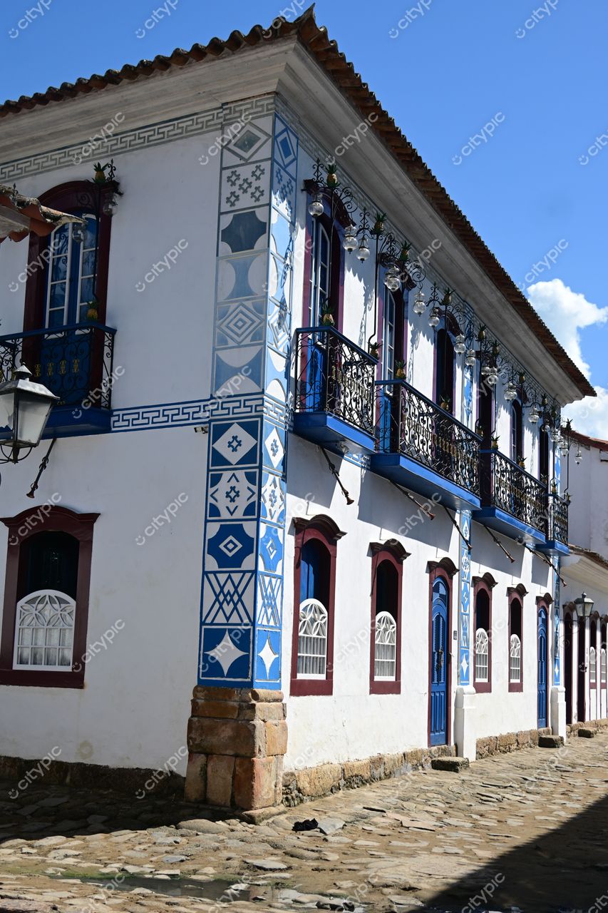 Paraty, Rio de Janeiro: Fachada colonial com azulejos azuis e detalhes florais