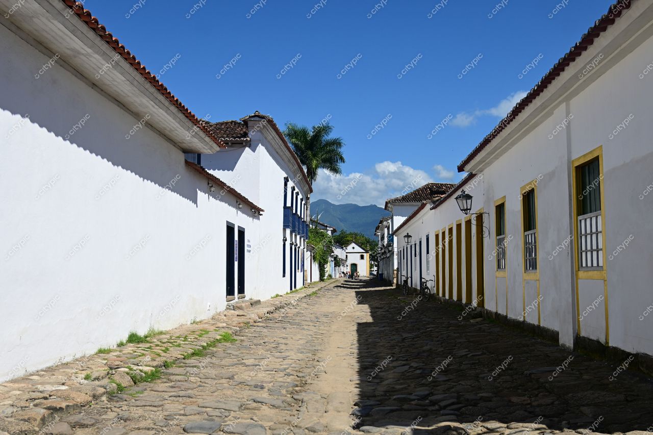 Paraty, Rio de Janeiro: Rua colonial em tons de branco e amarelo com vista para o mar