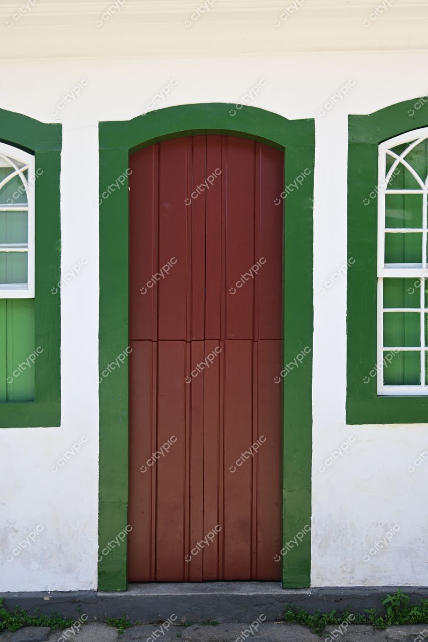 Paraty, Rio de Janeiro: Porta colonial em destaque com molduras verdes e janela charmosa