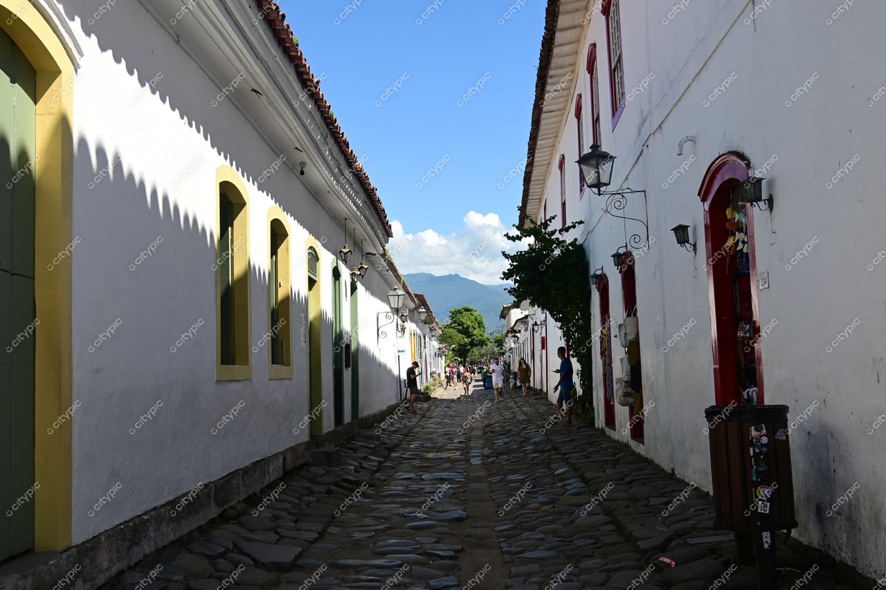 Paraty, Rio de Janeiro: Rua charmosa com casas coloniais e paisagem montanhosa ao fundo