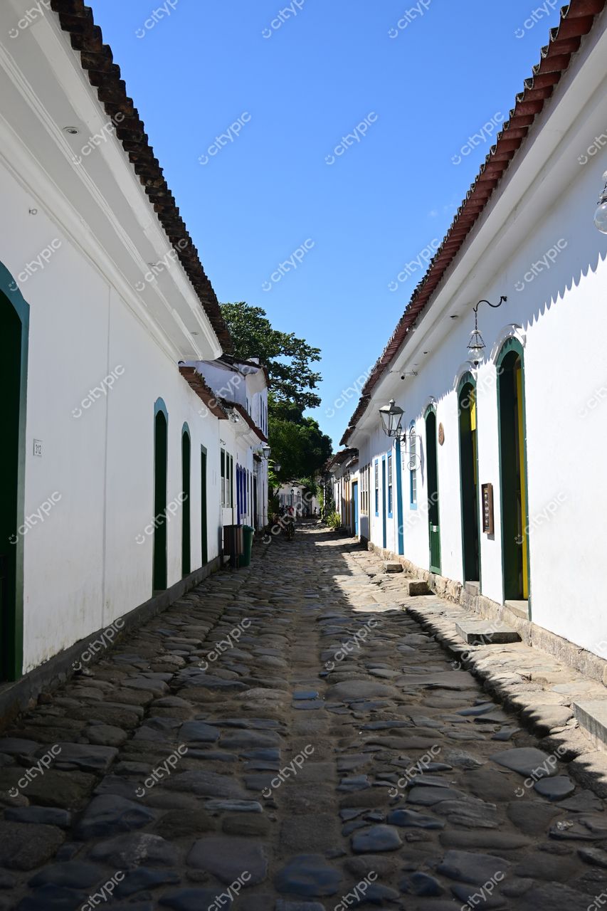Paraty, Rio de Janeiro: Rua de Paralelepípedos e Fachadas Coloniais Vibrantes