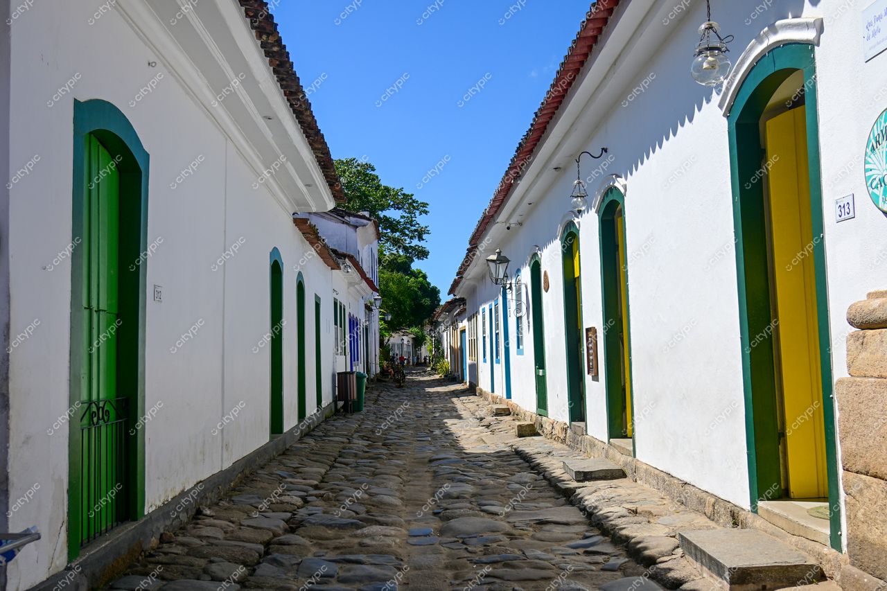 Paraty, Rio de Janeiro: Rua pitoresca com casas coloniais e portas coloridas