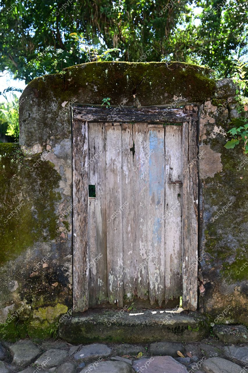 Paraty, Rio de Janeiro: Porta de madeira envelhecida em meio à natureza e história