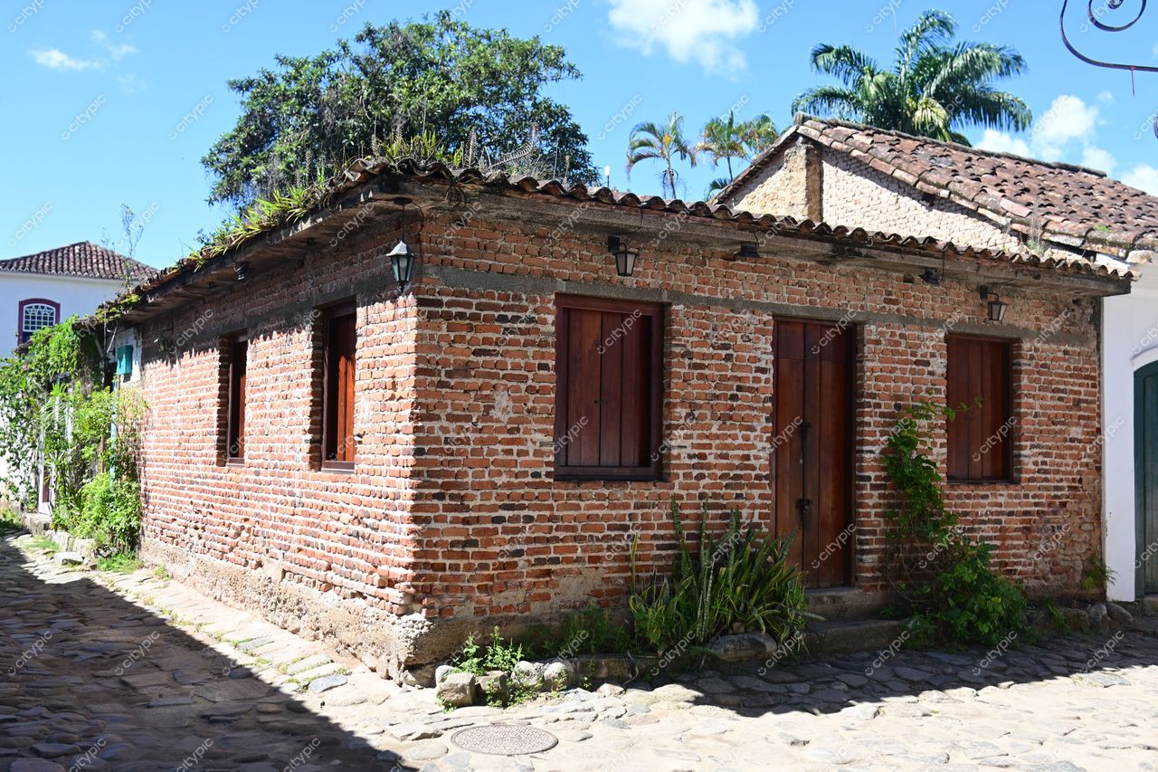 Paraty, Rio de Janeiro: Casa colonial de tijolos em harmonia com a natureza