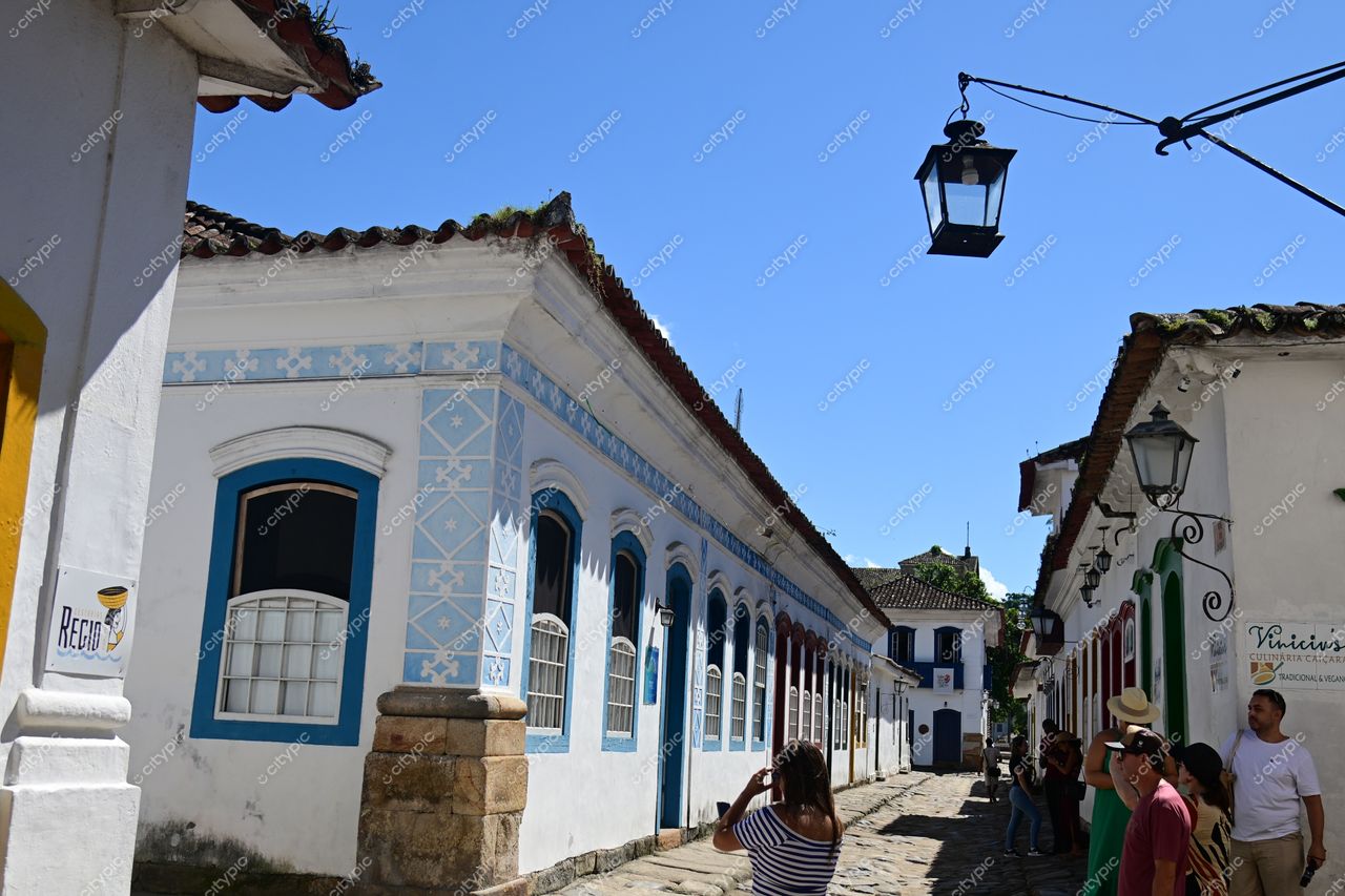 Paraty, Rio de Janeiro: Rua colonial com casas brancas e detalhes em azul